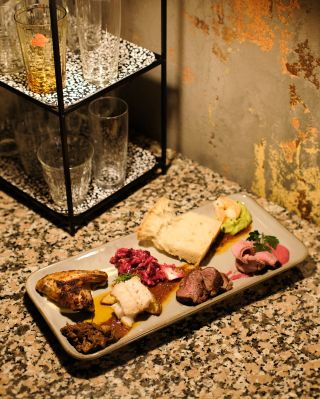 Životní příběh šéfkuchaře Radka Otípky je jeden velký cestopis. 😍 Ze západu Čech se nejdříve dostal na jih, aby později...