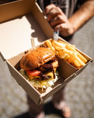 Čas na burger! 🍔 V @bigpoppa.cb můžete vybírat ze spousty druhů, ať už s masem nebo vegetariánský. 💚